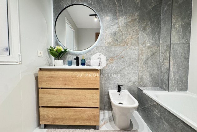 Z drugiej ręki - Mieszkanie w bloku -
Torrevieja - Playa de los Locos