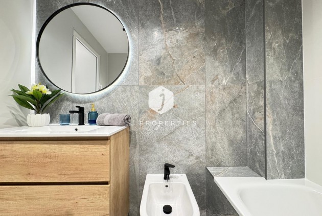 Z drugiej ręki - Mieszkanie w bloku -
Torrevieja - Playa de los Locos