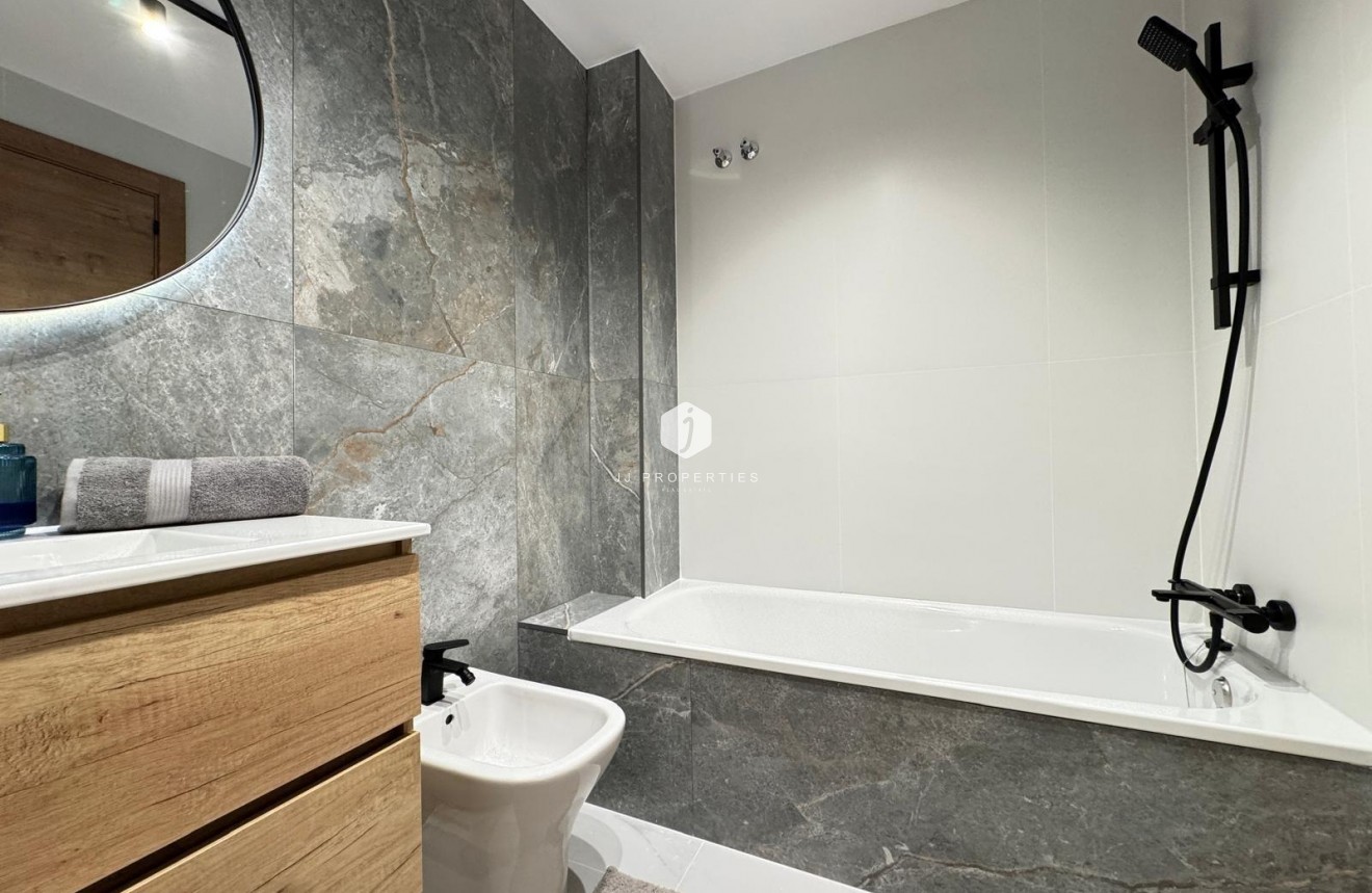 Z drugiej ręki - Mieszkanie w bloku -
Torrevieja - Playa de los Locos