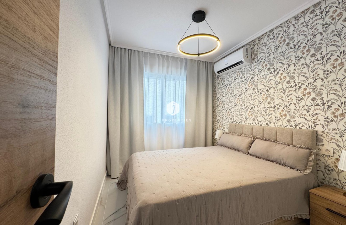 Z drugiej ręki - Mieszkanie w bloku -
Torrevieja - Playa de los Locos