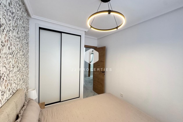 Z drugiej ręki - Mieszkanie w bloku -
Torrevieja - Playa de los Locos