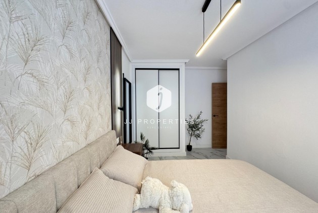 Z drugiej ręki - Mieszkanie w bloku -
Torrevieja - Playa de los Locos