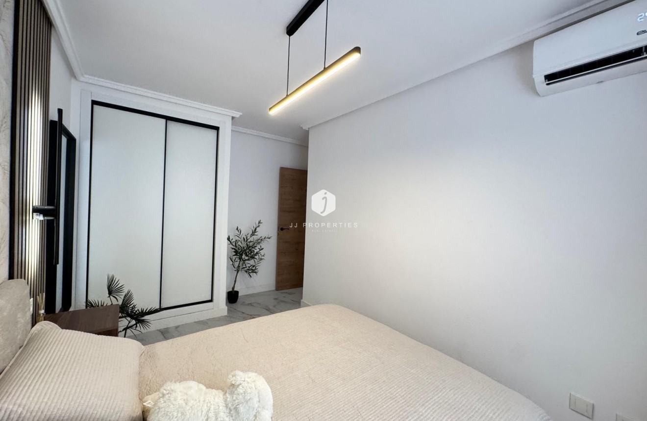 Z drugiej ręki - Mieszkanie w bloku -
Torrevieja - Playa de los Locos