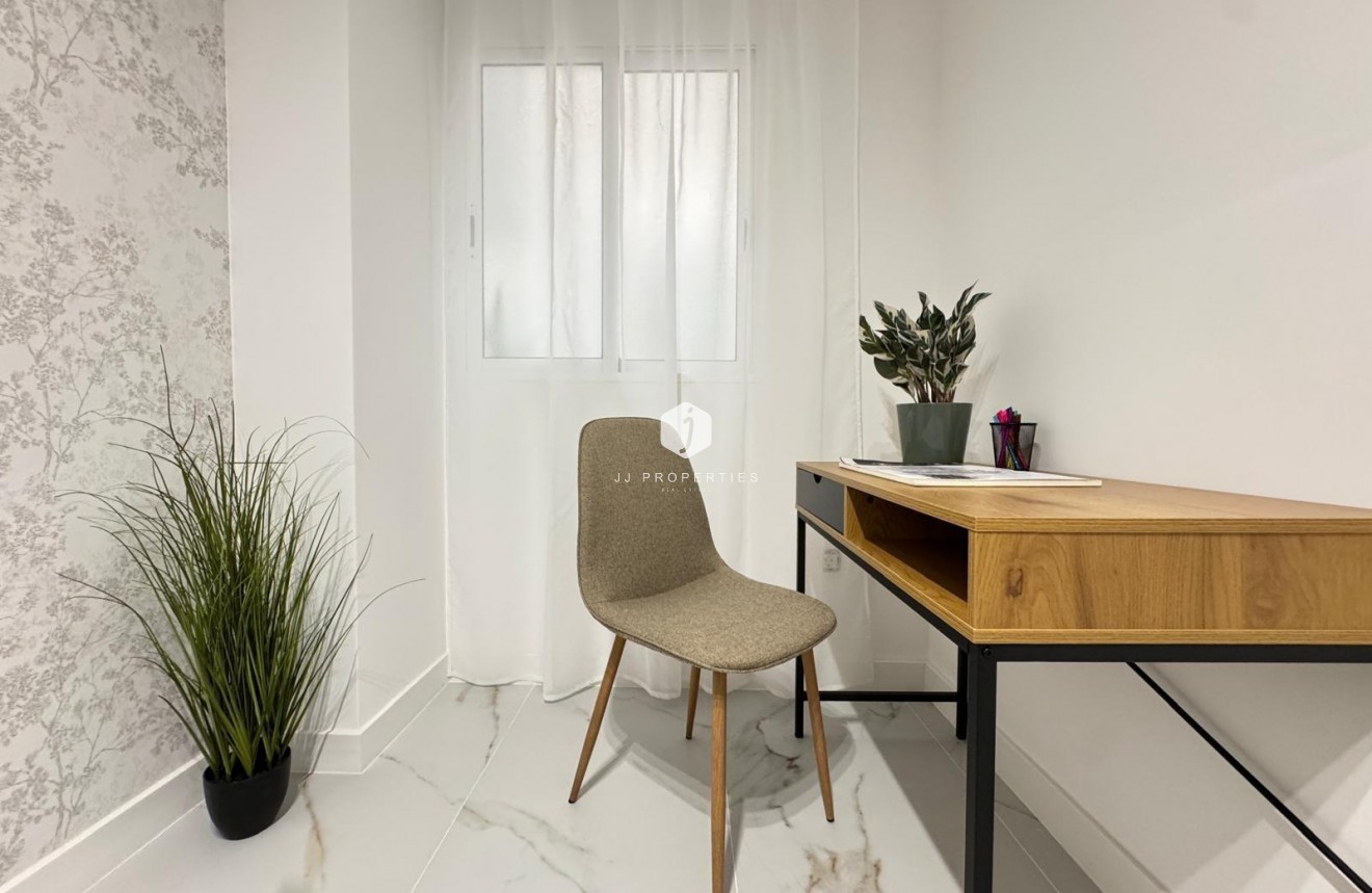 Z drugiej ręki - Mieszkanie w bloku -
Torrevieja - Playa de los Locos