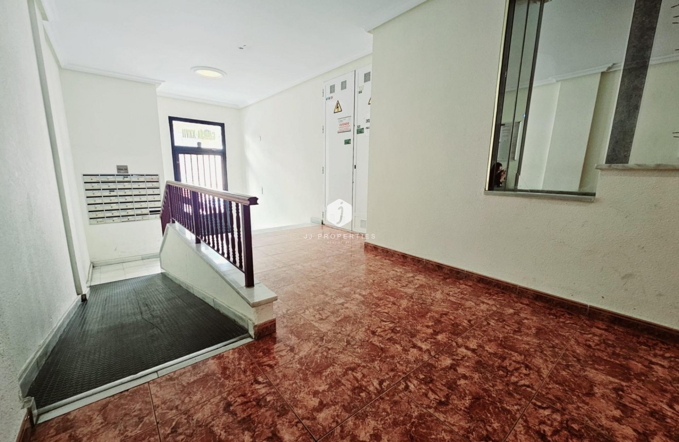 Segunda mano - Apartamento / piso -
Torrevieja - Estacion de autobuses