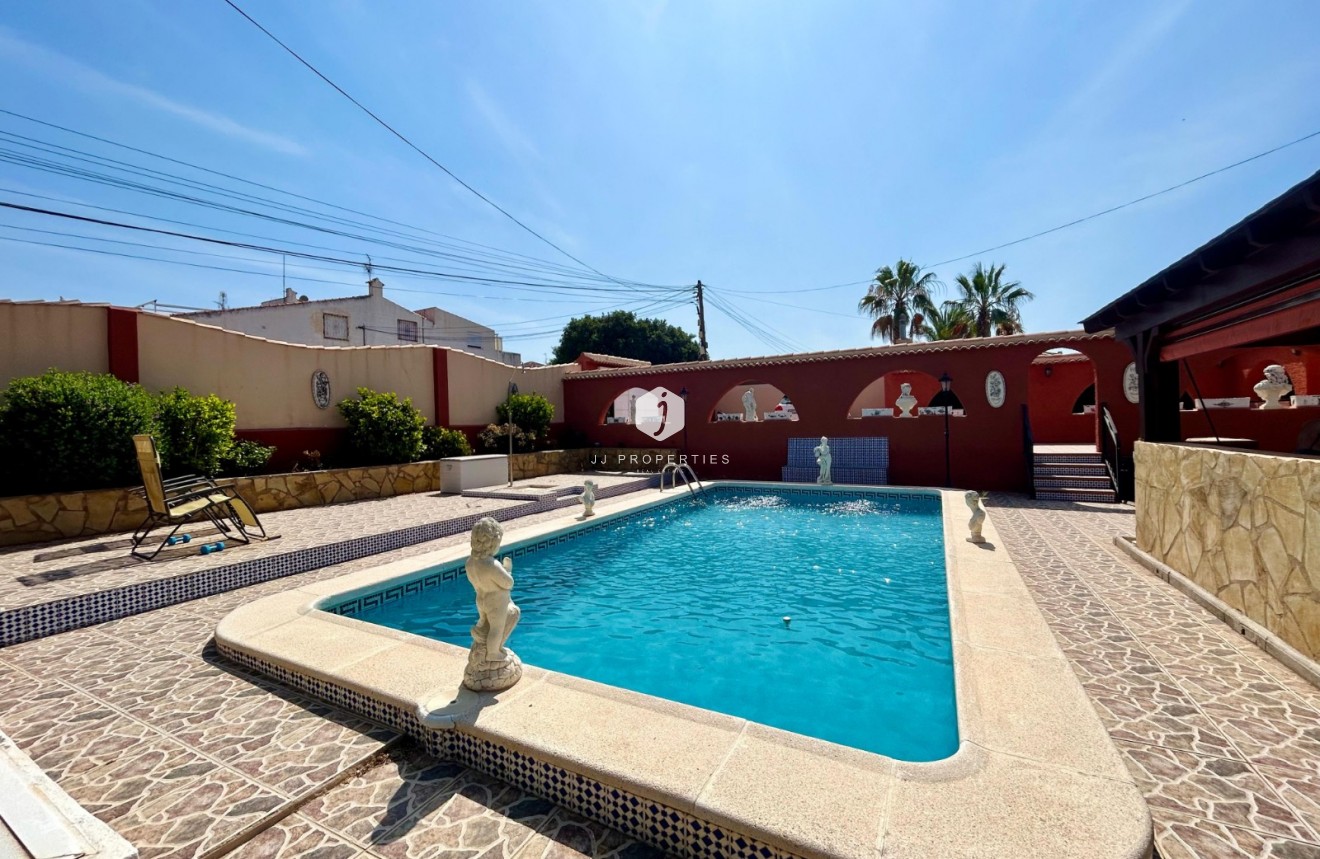 Resale - Villa -
El Chaparral - Inland