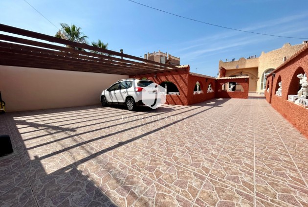 Resale - Villa -
El Chaparral - Inland