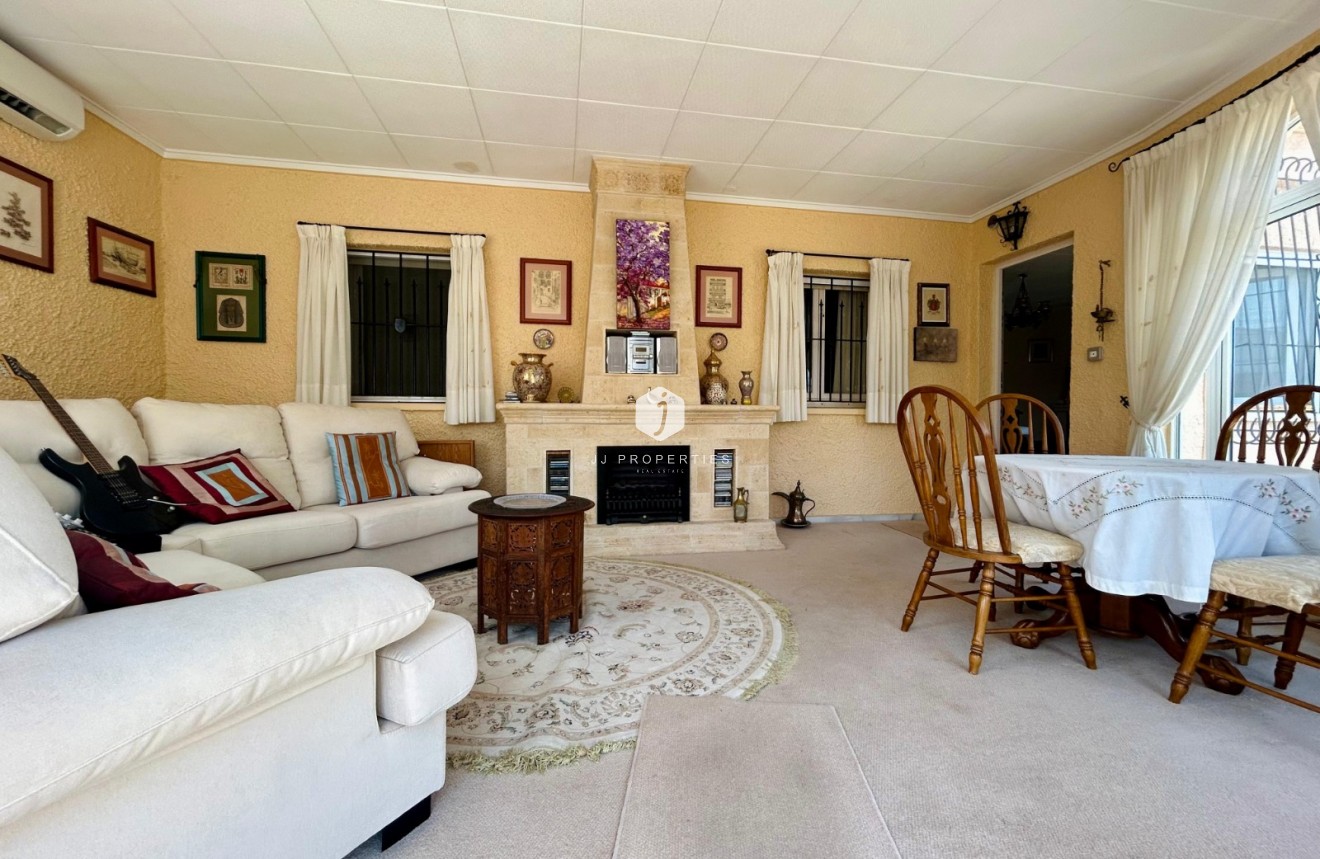 Resale - Villa -
El Chaparral - Inland