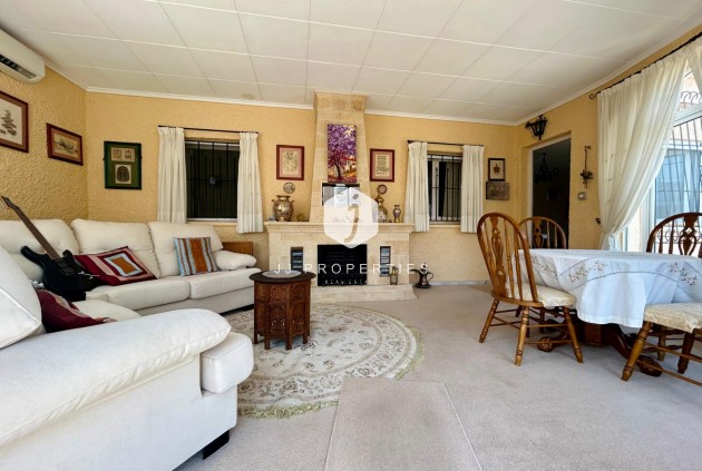 Resale - Villa -
El Chaparral - Inland