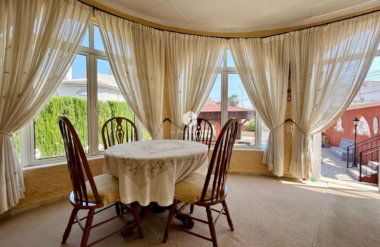 Resale - Villa -
El Chaparral - Inland