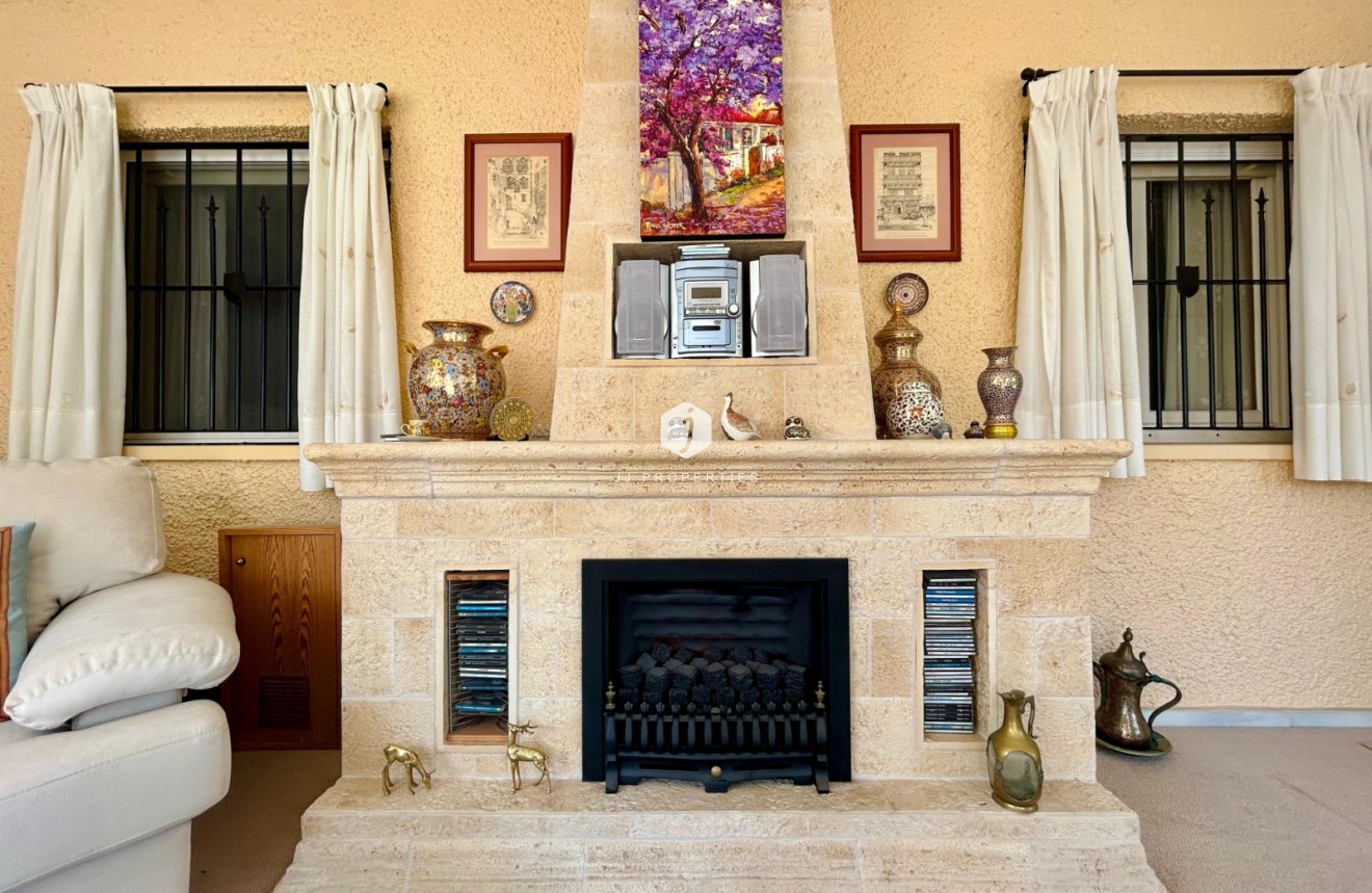 Resale - Villa -
El Chaparral - Inland