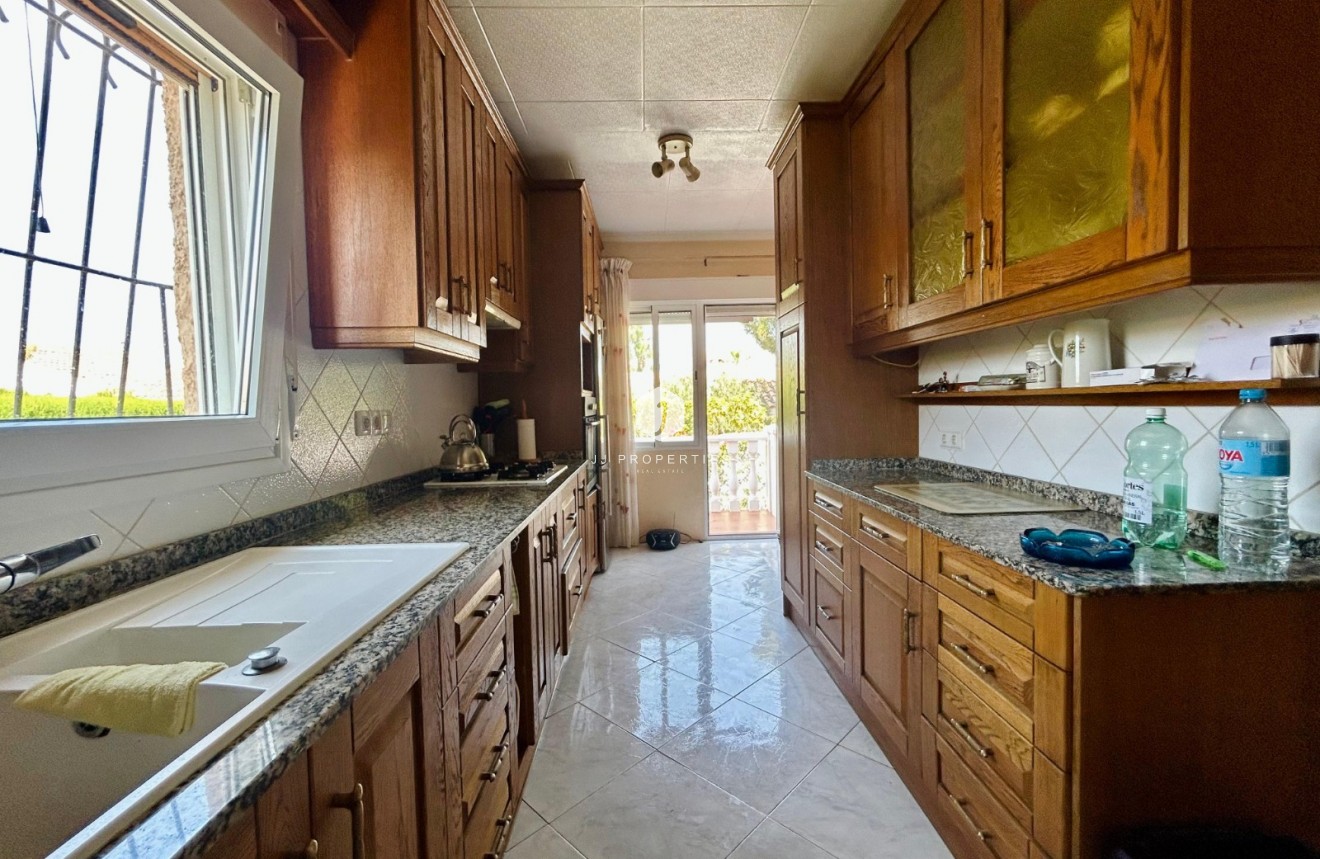 Resale - Villa -
El Chaparral - Inland