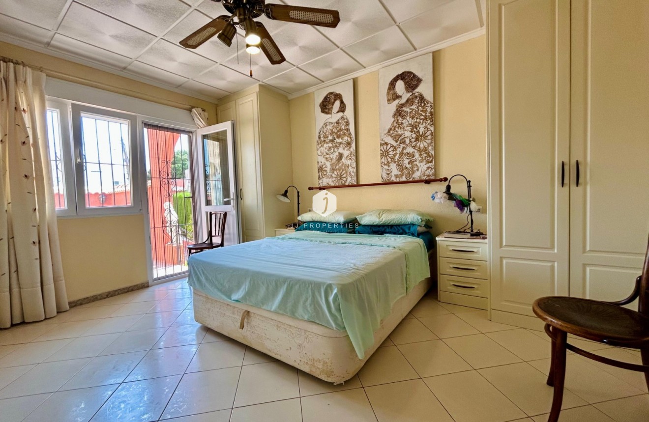 Resale - Villa -
El Chaparral - Inland