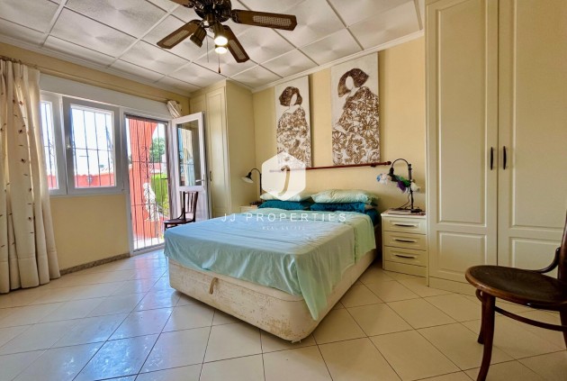 Resale - Villa -
El Chaparral - Inland