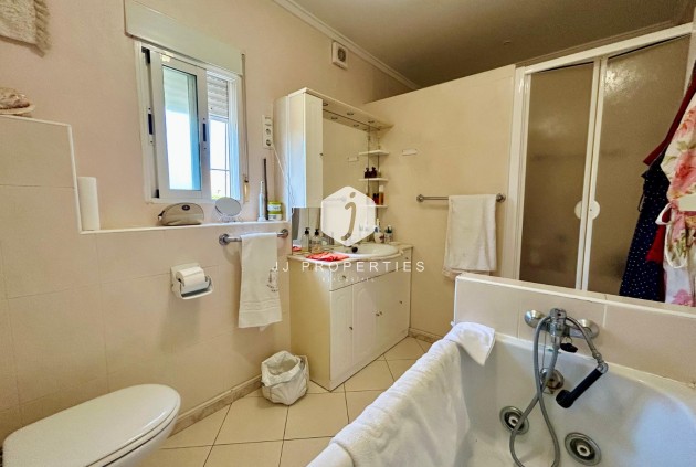 Resale - Villa -
El Chaparral - Inland