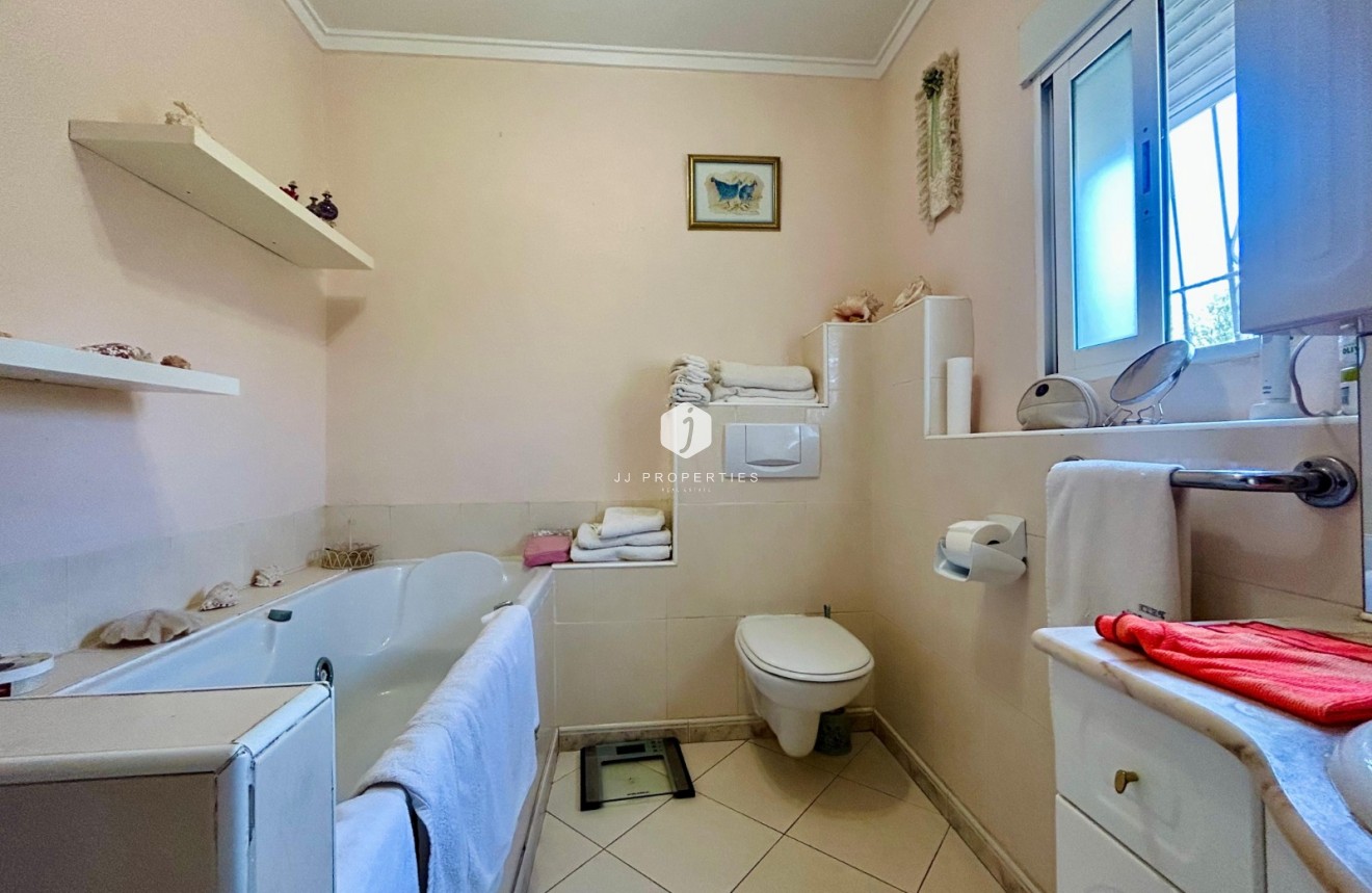 Resale - Villa -
El Chaparral - Inland