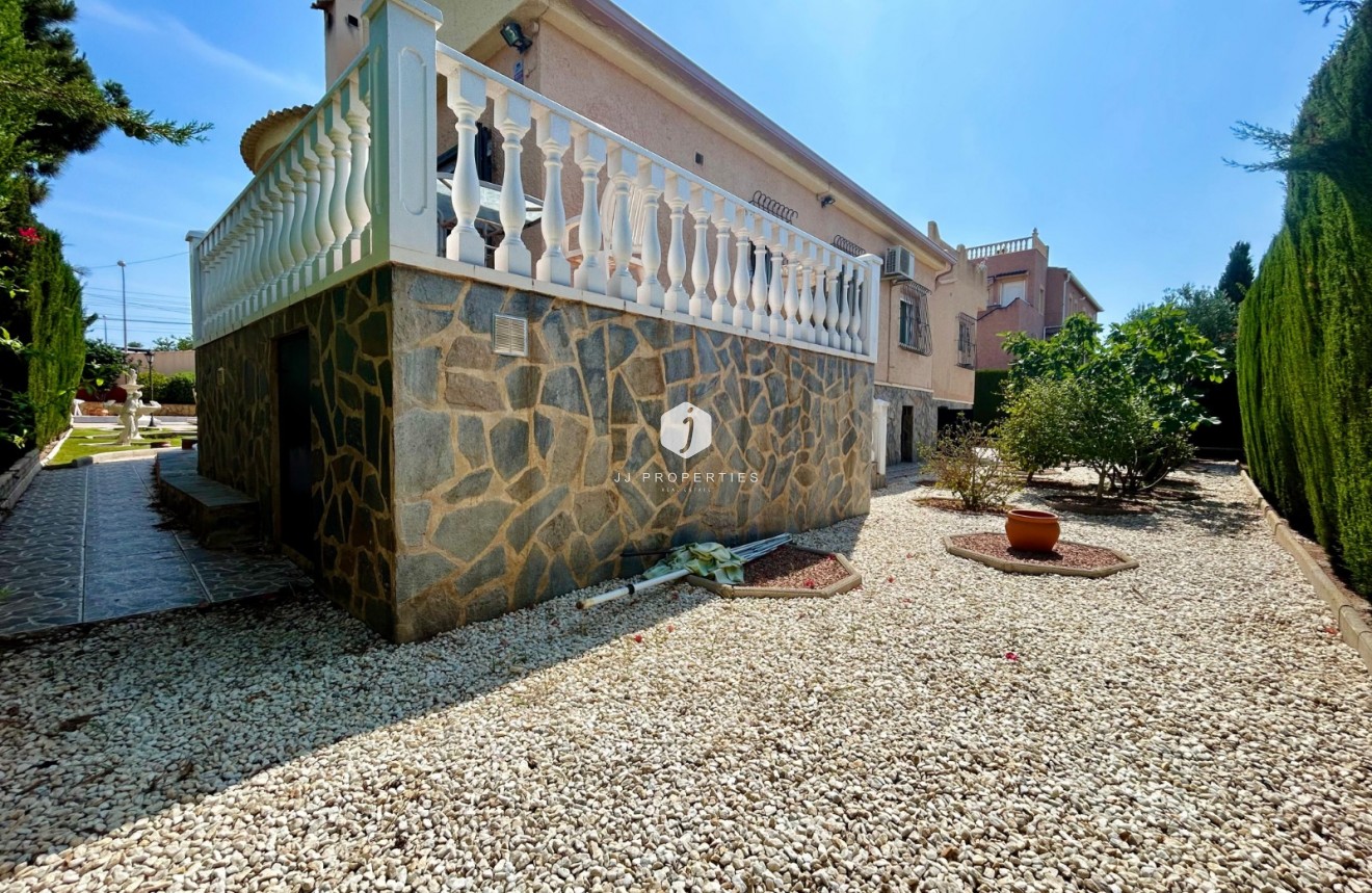 Resale - Villa -
El Chaparral - Inland