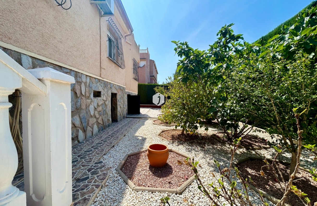 Resale - Villa -
El Chaparral - Inland