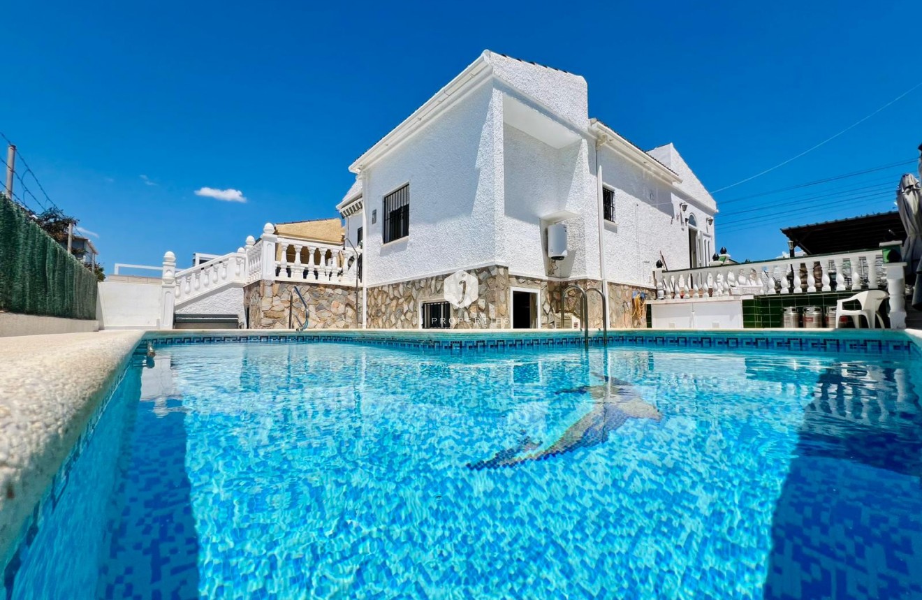 D'occasion - Chalet -
Torrevieja - Costa Blanca