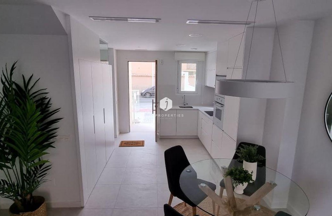 Z drugiej ręki - Szalet -
Torrevieja - aguas nuevas