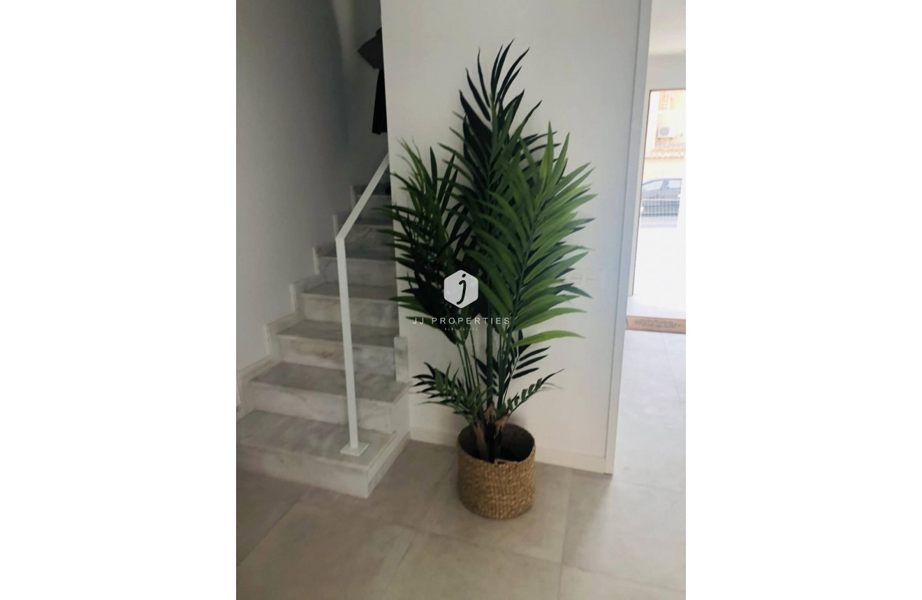 Z drugiej ręki - Szalet -
Torrevieja - aguas nuevas