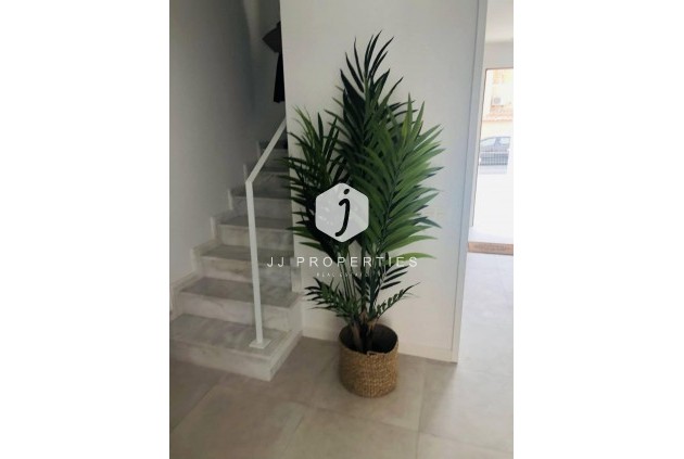 Z drugiej ręki - Szalet -
Torrevieja - aguas nuevas