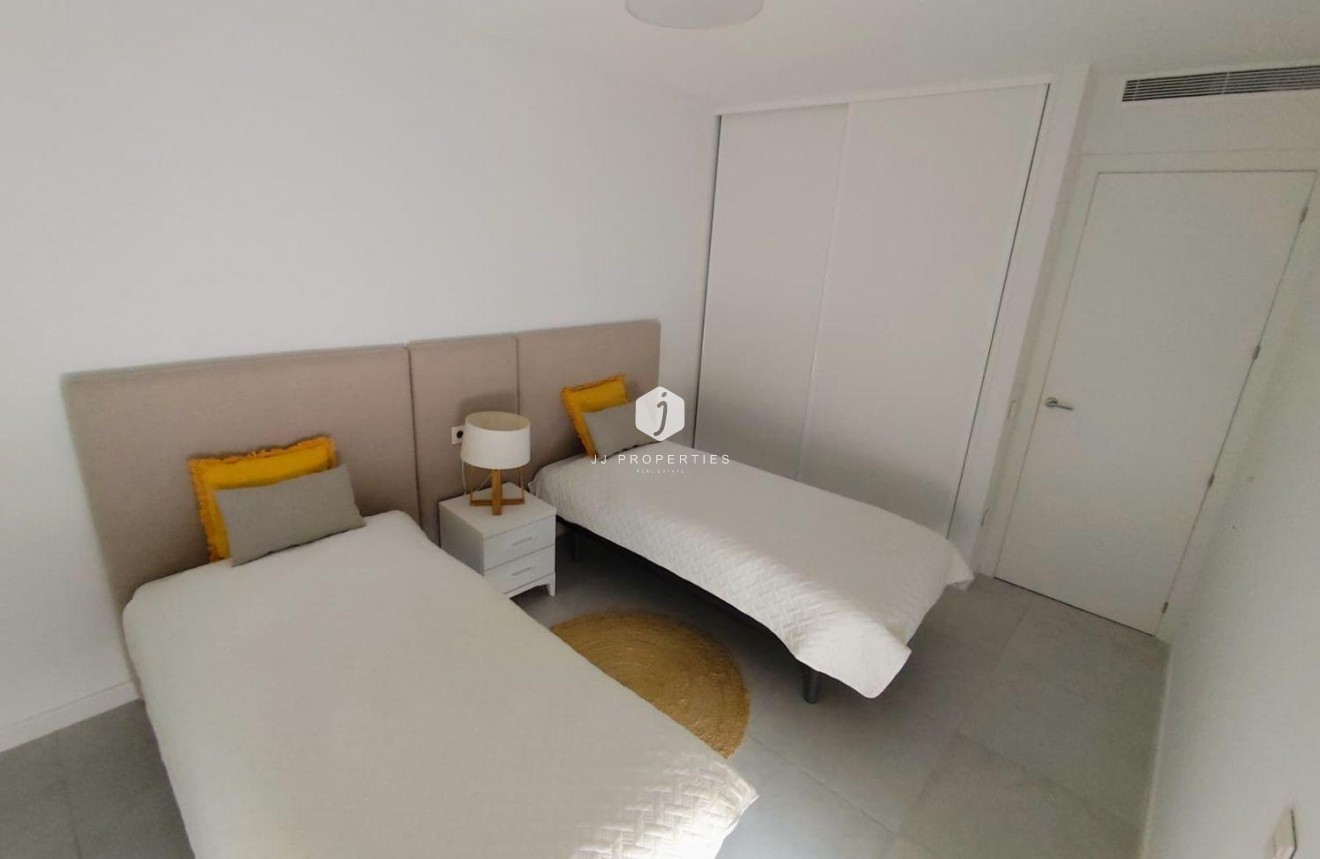 Z drugiej ręki - Szalet -
Torrevieja - aguas nuevas