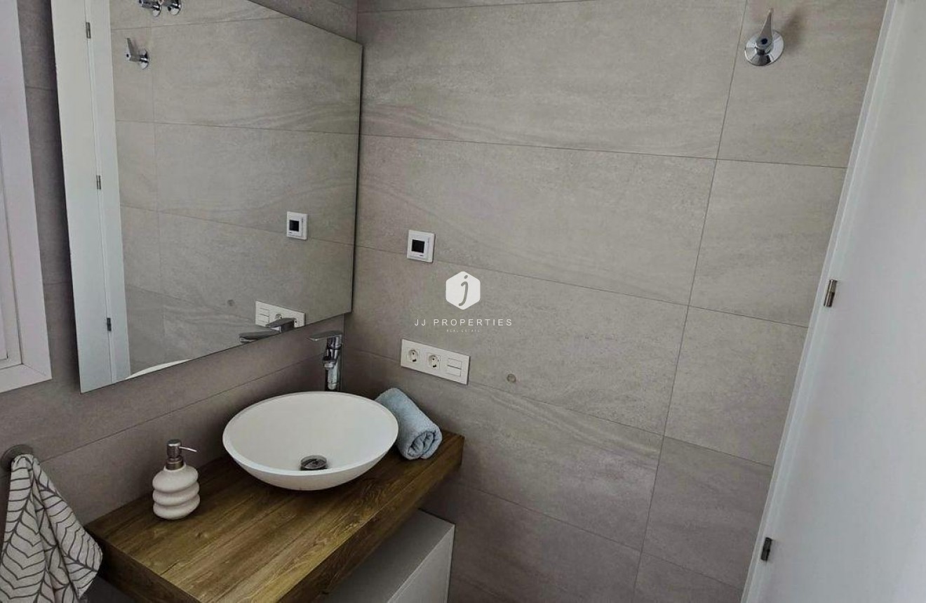 Z drugiej ręki - Szalet -
Torrevieja - aguas nuevas