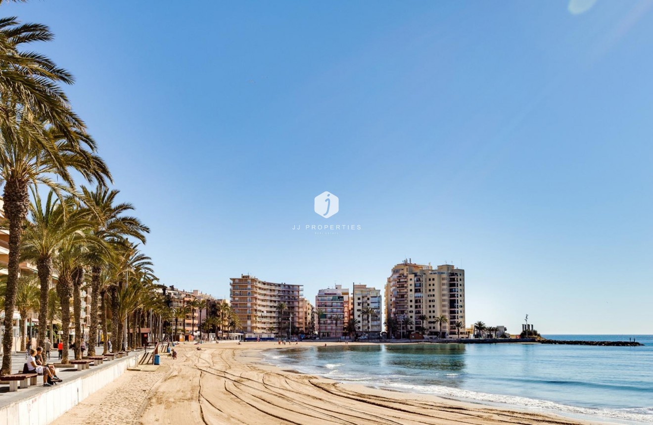 D'occasion - Appartement -
Torrevieja - Playa del Cura