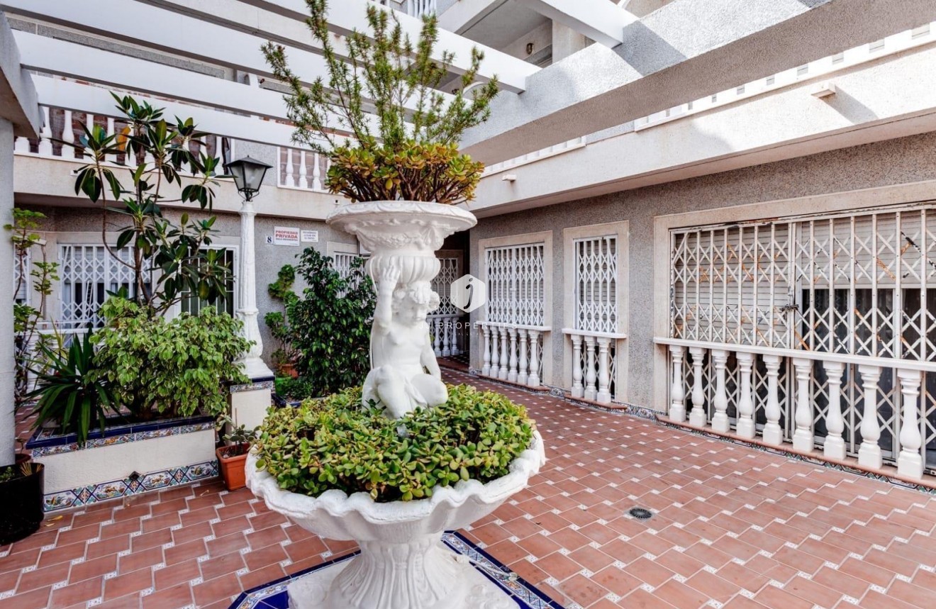 Resale - Apartment / flat -
Torrevieja - Playa de los Locos