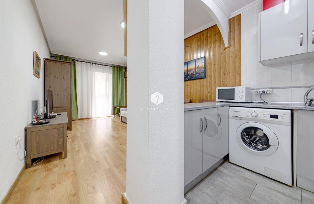 Resale - Apartment / flat -
Torrevieja - Playa de los Locos