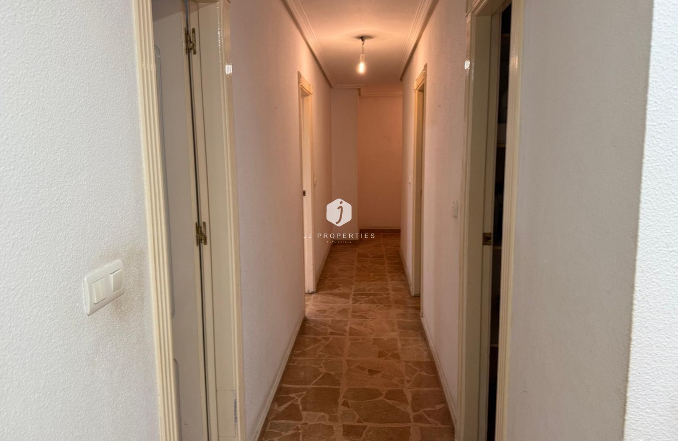 Z drugiej ręki - Mieszkanie w bloku -
Torrevieja