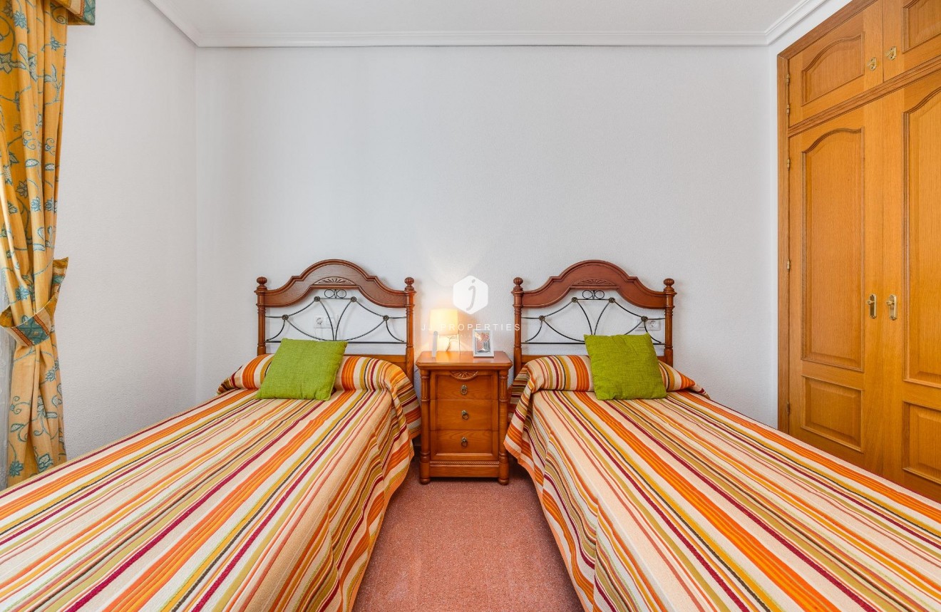 D'occasion - Attique -
Torrevieja - Paseo maritimo