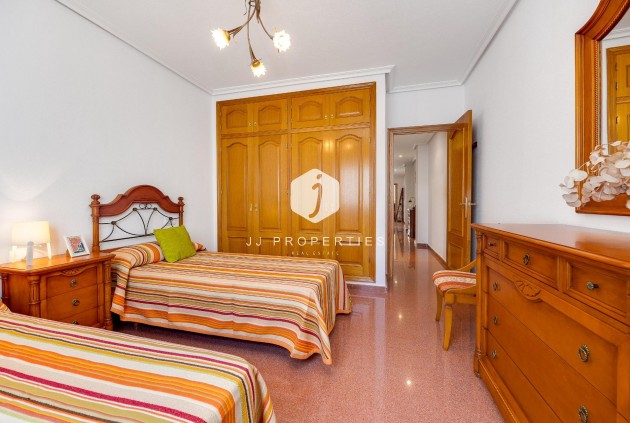 D'occasion - Attique -
Torrevieja - Paseo maritimo