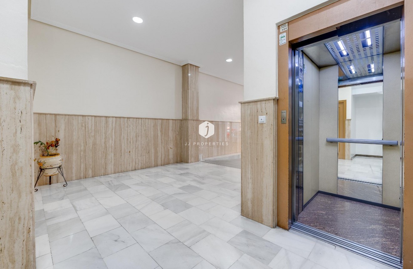 D'occasion - Attique -
Torrevieja - Paseo maritimo