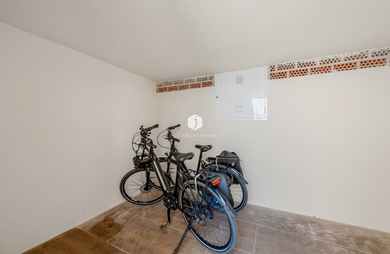 Z drugiej ręki - Daszek -
San Miguel de Salinas - Inland