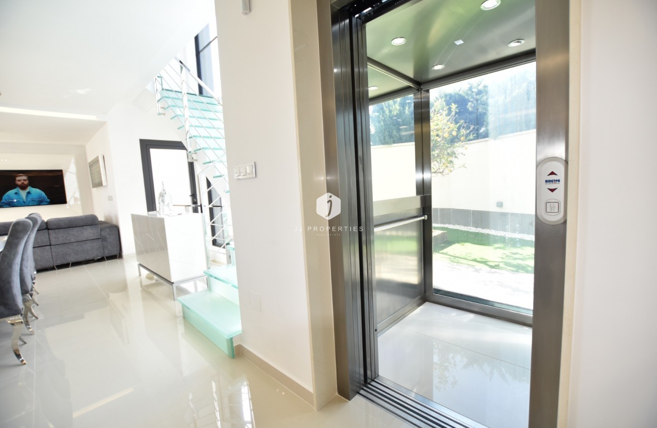 Segunda mano - Villa -
San Miguel de Salinas - Inland