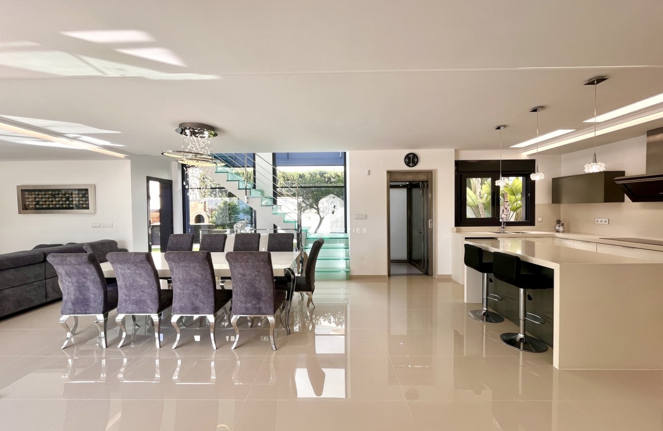 Segunda mano - Villa -
San Miguel de Salinas - Inland