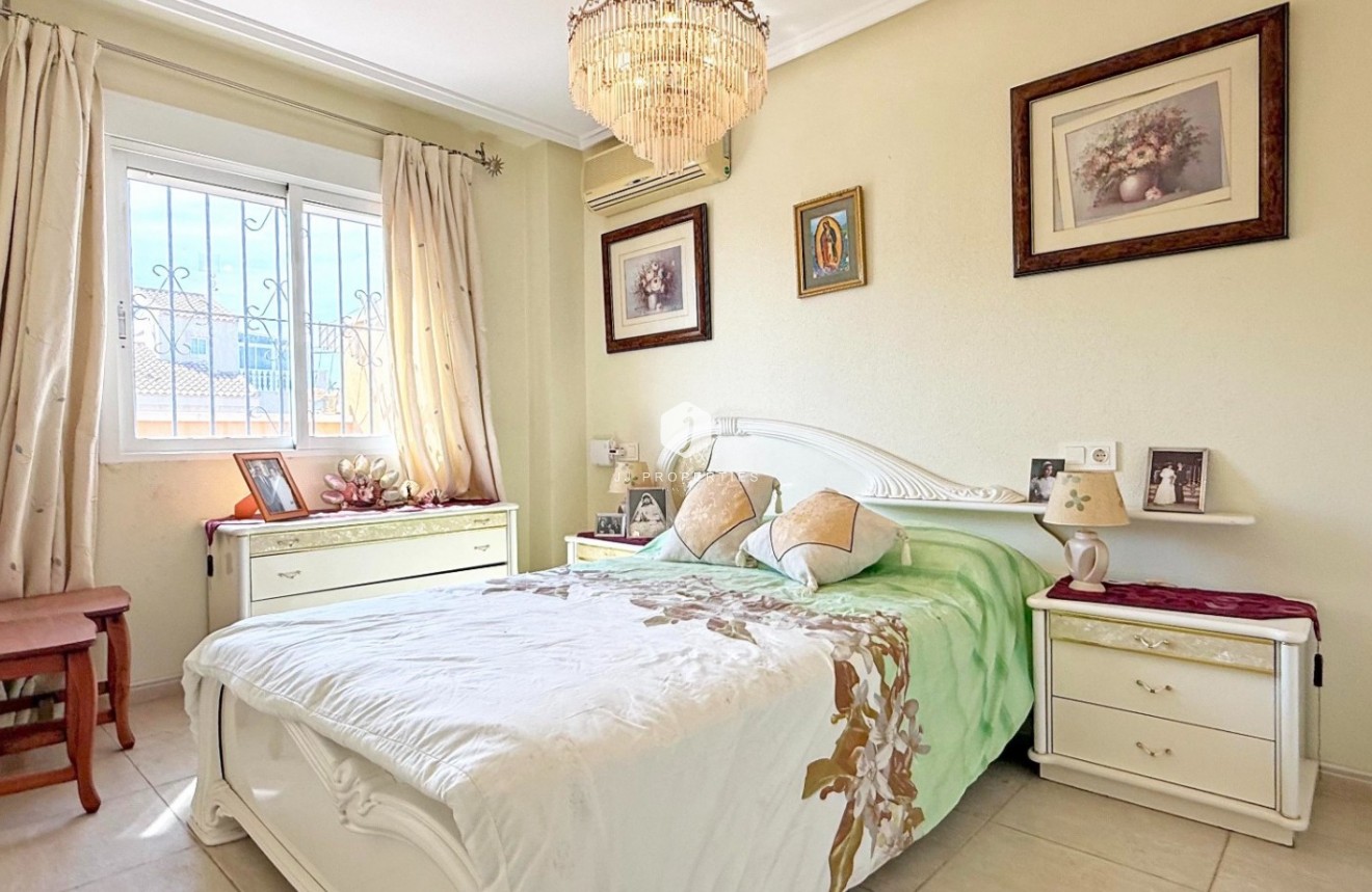 D'occasion - Chalet -
Torrevieja - Costa Blanca