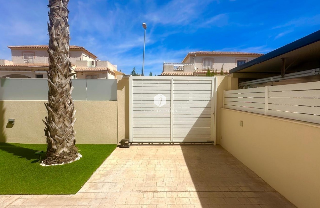 Tweedehands - Villa -
Torrevieja - Miramar - Torre Del Moro