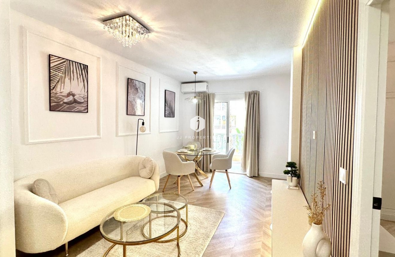 Segunda mano - Apartamento / piso -
Torrevieja - Centro