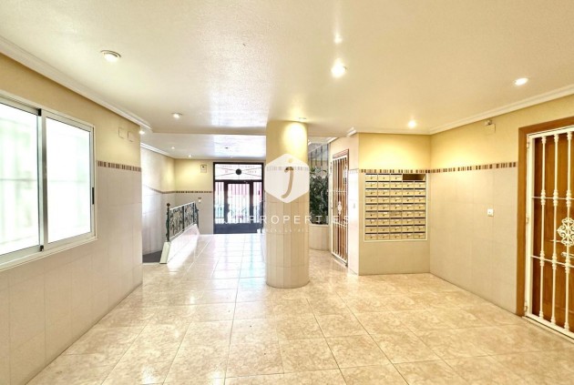 Segunda mano - Apartamento / piso -
Torrevieja - Centro