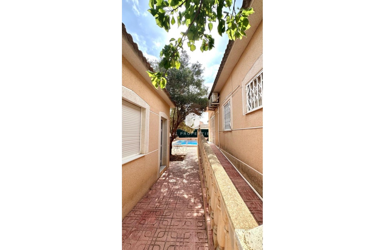 Segunda mano - Villa -
Torrevieja - Los Balcones - Los Altos del Edén