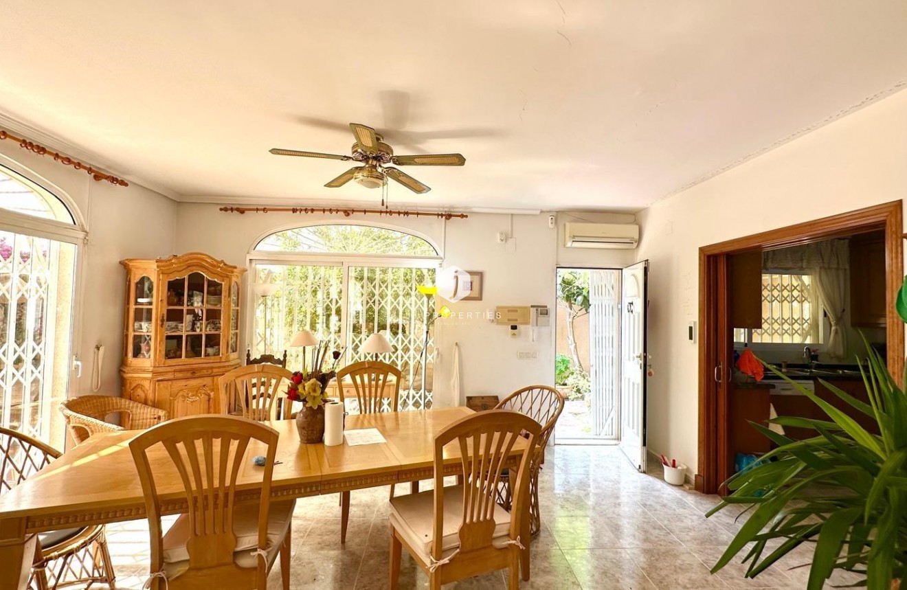 Segunda mano - Villa -
Torrevieja - Los Balcones - Los Altos del Edén