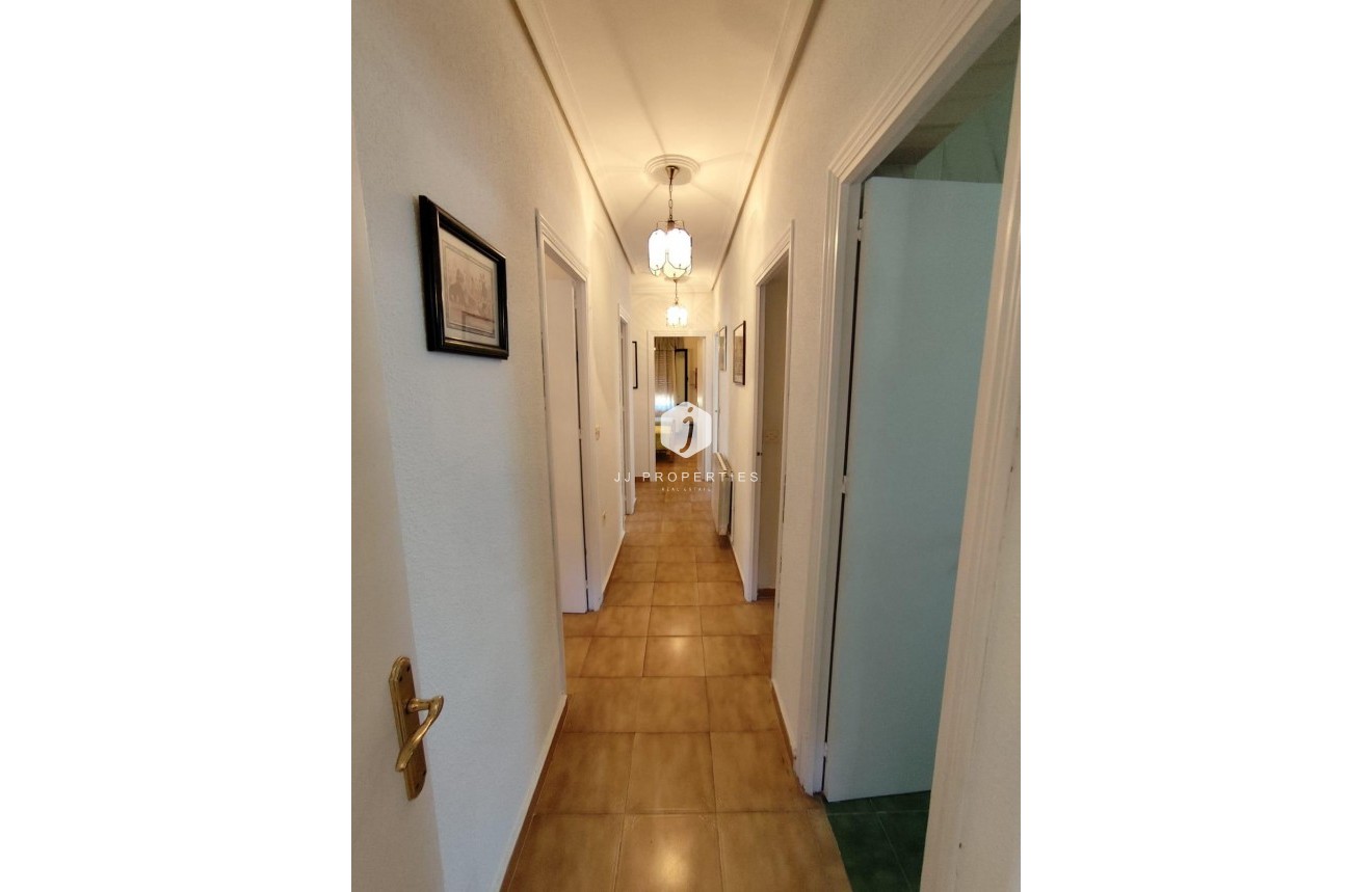 Segunda mano - Villa -
Torrevieja - Estacion de autobuses