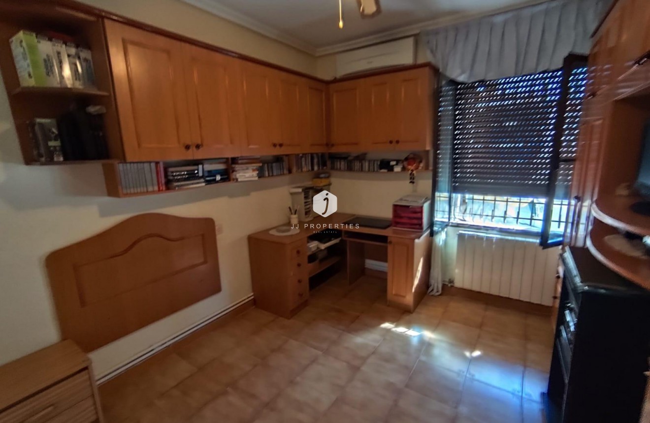 Segunda mano - Villa -
Torrevieja - Estacion de autobuses