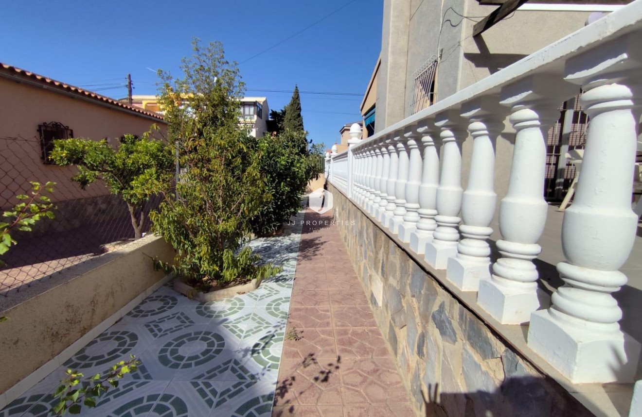 Segunda mano - Villa -
Torrevieja - Estacion de autobuses