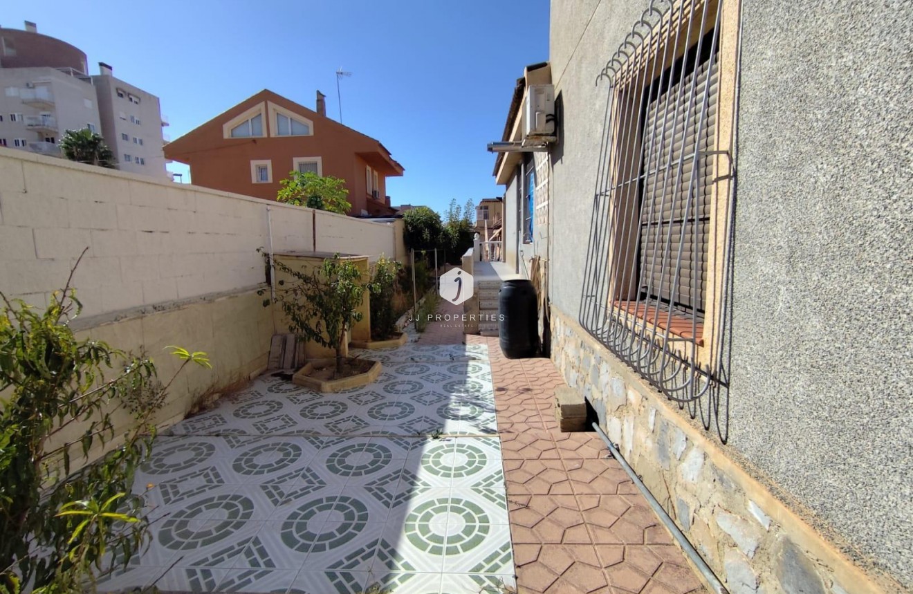 Segunda mano - Villa -
Torrevieja - Estacion de autobuses