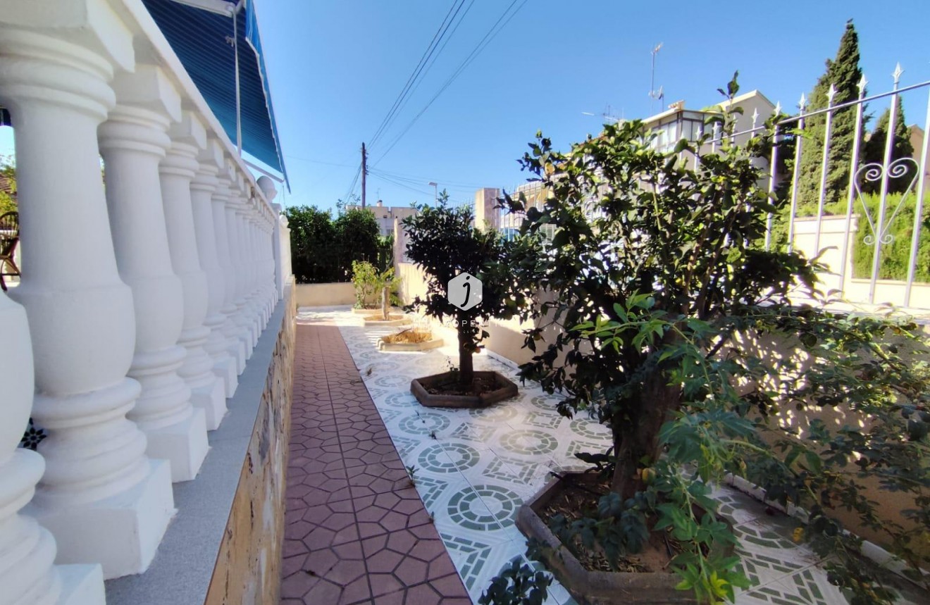 Segunda mano - Villa -
Torrevieja - Estacion de autobuses