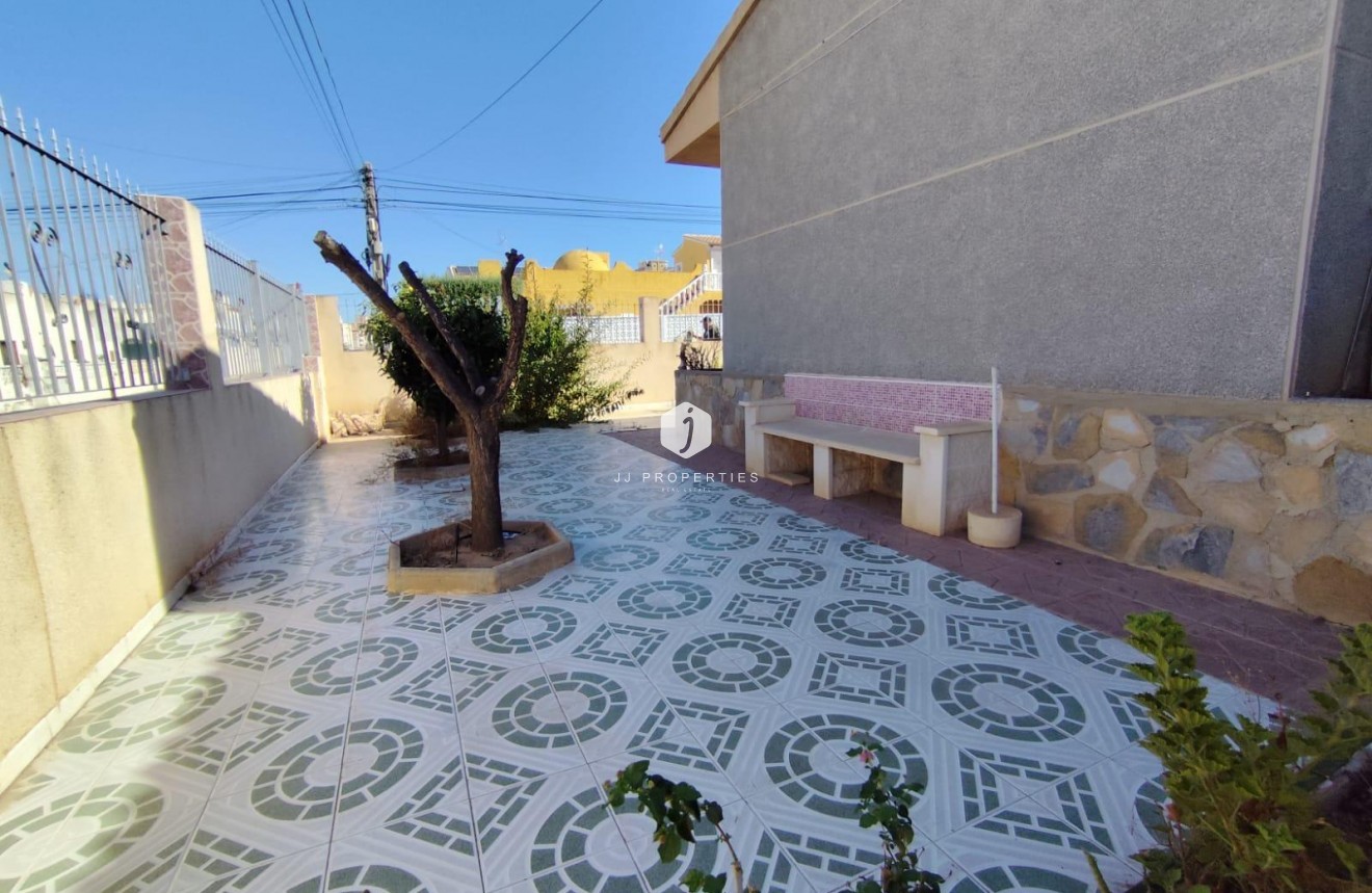 Segunda mano - Villa -
Torrevieja - Estacion de autobuses